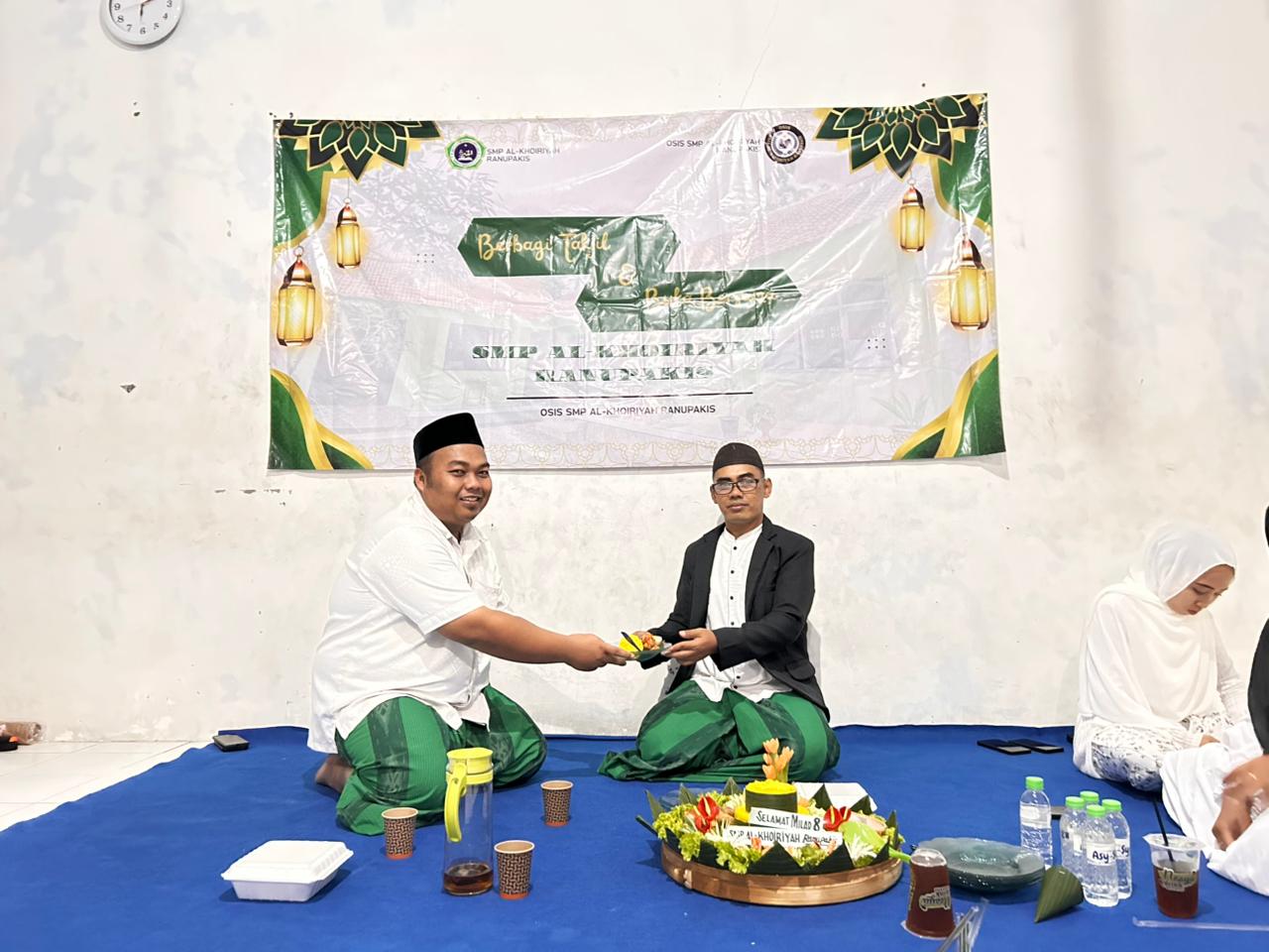Sewindu Mengabdi, Berbagi Berkah di Bulan Suci: Milad Ke-8 SMP Al-Khoiriyah Ranupakis - foto 1